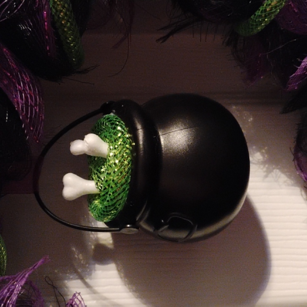 "Witch's Brew" Halloween Wreath - Picture 5 of 8